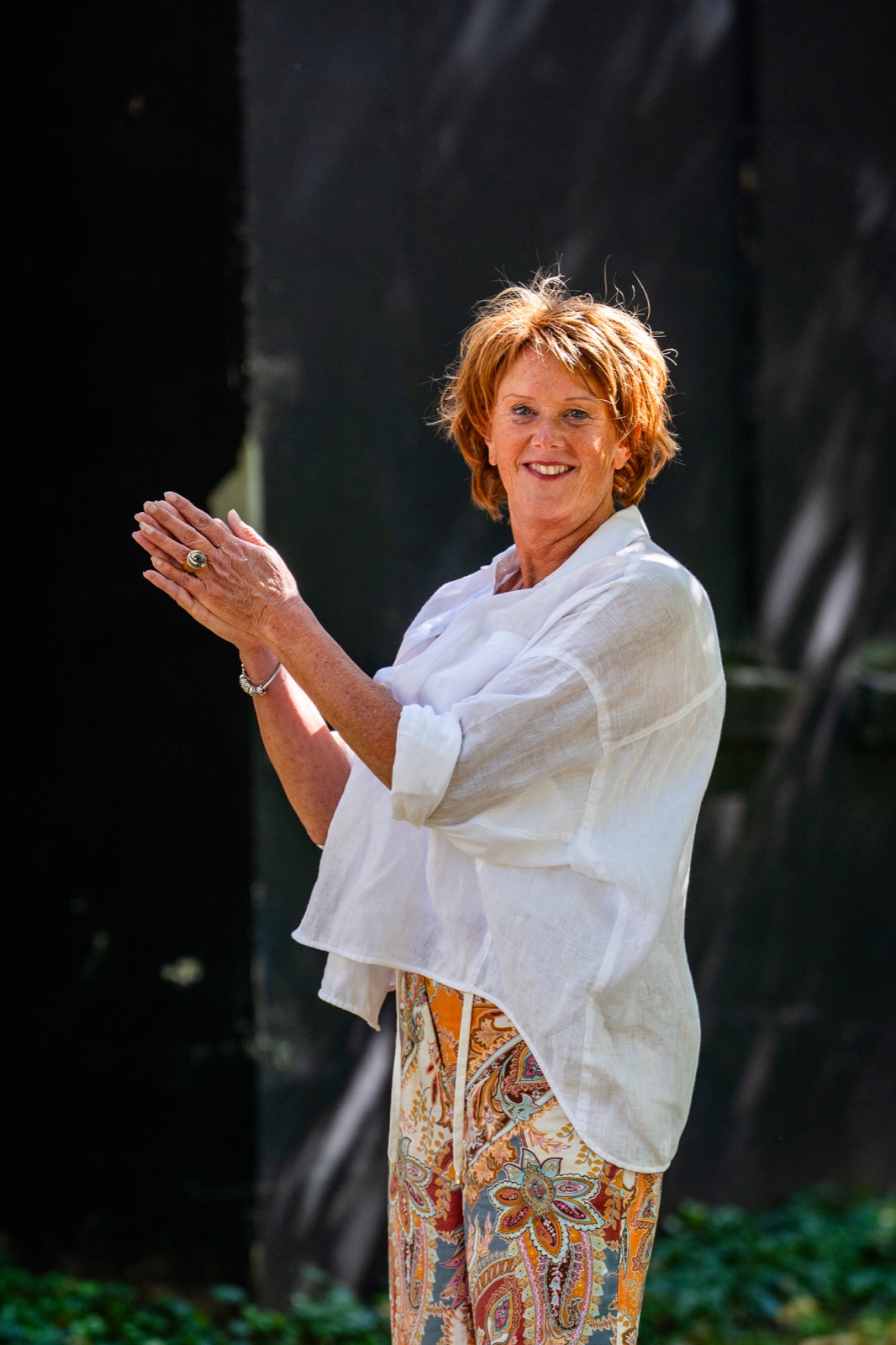 Heleen glimlacht met haar handen bij elkaar.